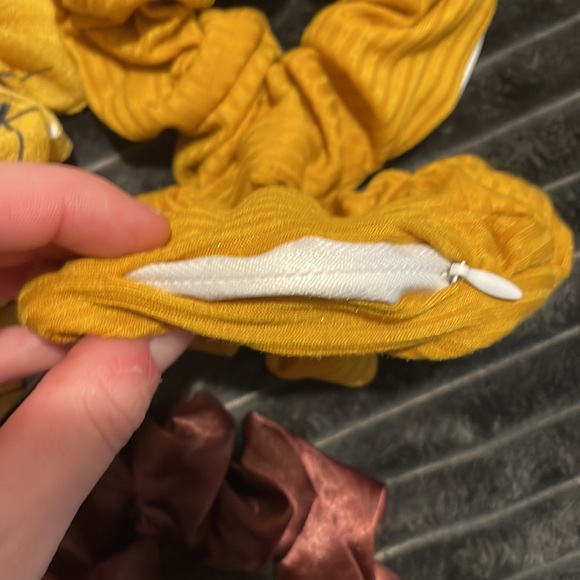 Scrunchies with zipper pockets - Picture 2 of 2